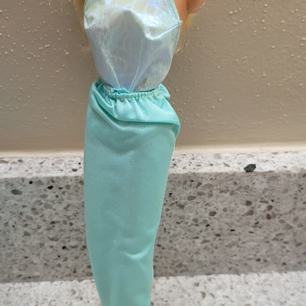 Magic Moves Barbie - Picture 2 of 5